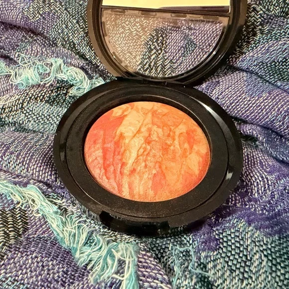 Laura Geller Baked Blush - coral cove - Picture 4 of 4